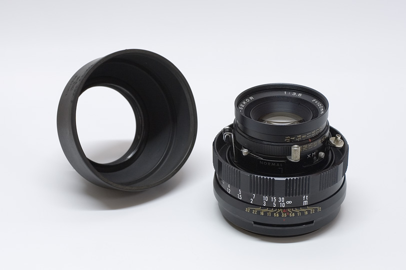 objektiv Mamiya Sekor 100 mm f/3.5 a sluneční clona