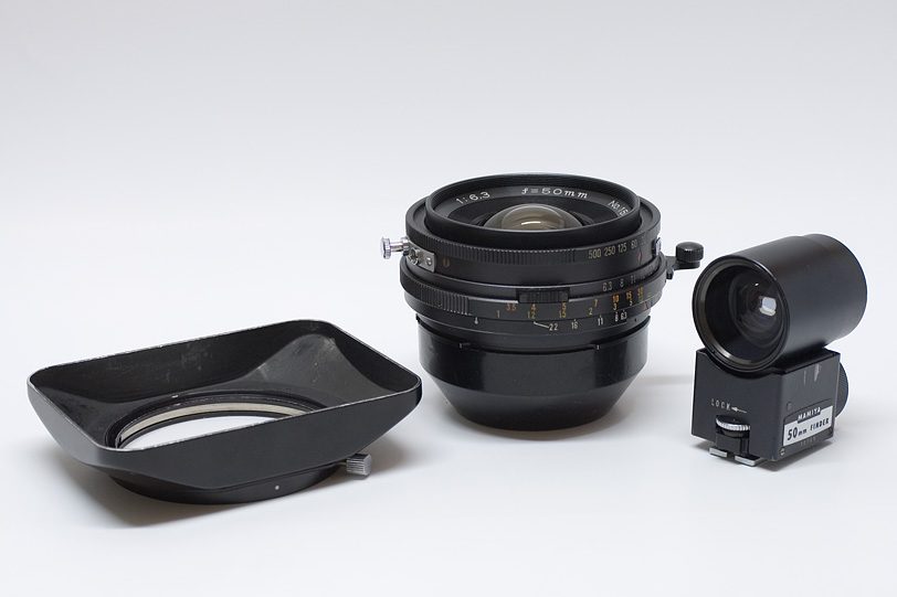 objektiv Mamiya Sekor 50 mm f/6.3 s hledáčkem a sluneční clonou