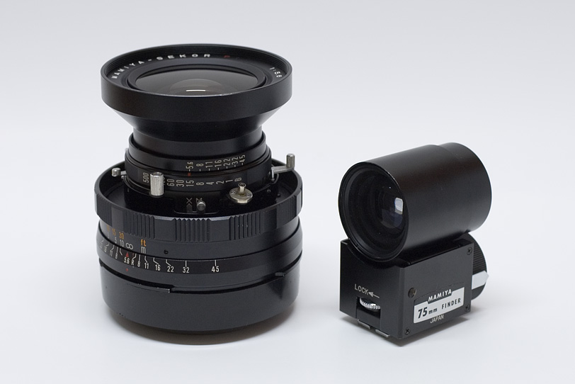 objektiv Mamiya Sekor P 75 mm f/5.6 s hledáčkem